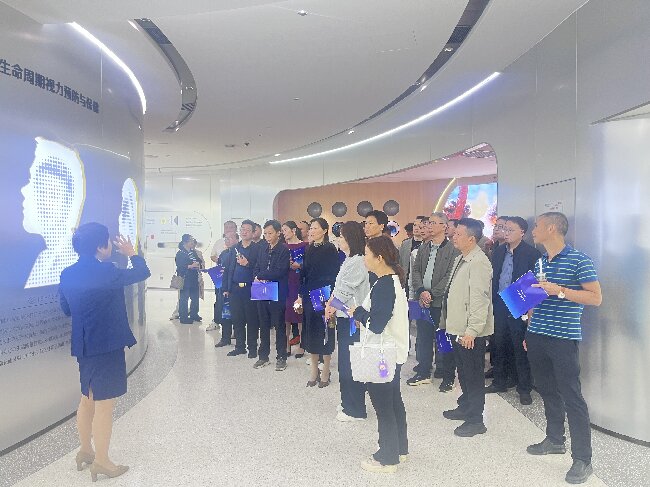 图为参训人员参观眼健康湖南省科普基地